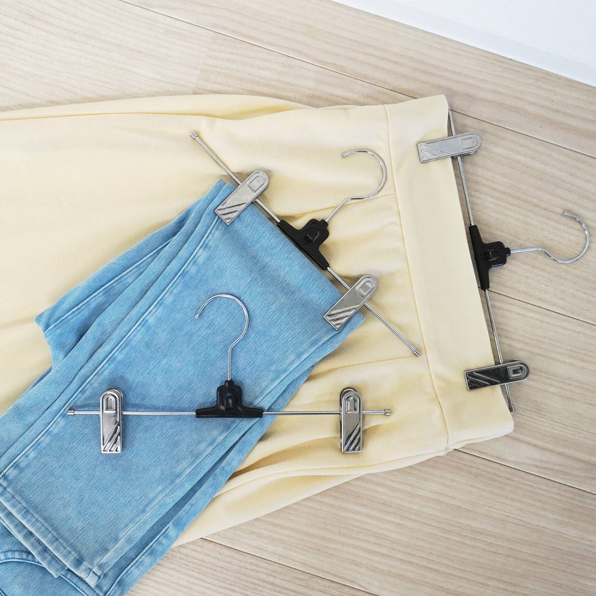 クリップハンガー モノクローゼット メタルグリップハンガー 連結 3本 ( ハンガー 3本入り クリップ スカート パンツ スラックス ズボン すべり止め付き クローゼット 収納 省スペース 薄型 スリム 衣類収納 洋服ハンガー )