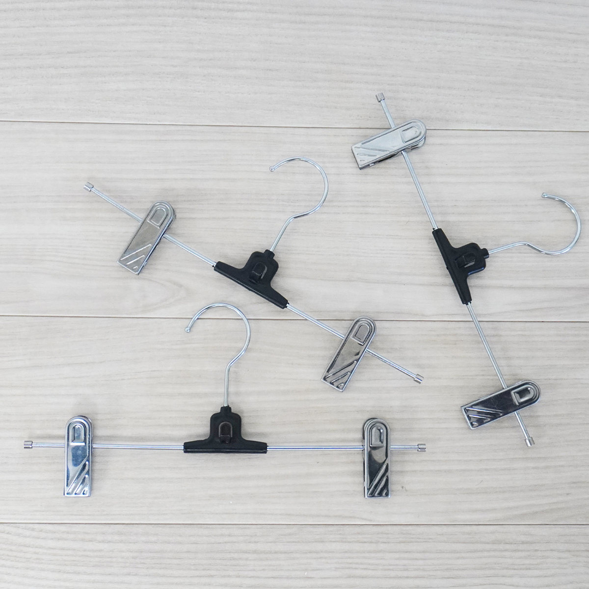 クリップハンガー モノクローゼット メタルグリップハンガー 連結 3本 ( ハンガー 3本入り クリップ スカート パンツ スラックス ズボン すべり止め付き クローゼット 収納 省スペース 薄型 スリム 衣類収納 洋服ハンガー )