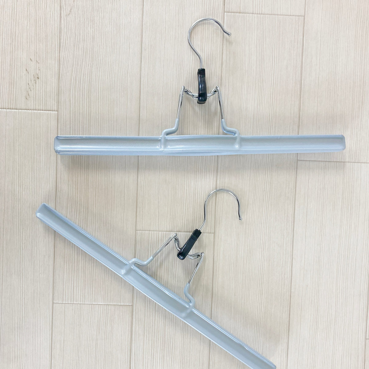 スカートハンガー モノクローゼット ワンロックハンガー 1本 ( ハンガー クリップハンガー スカート パンツ スラックス ズボン クリップ 薄型 スリム クローゼット 収納 省スペース 滑りにくい 衣類収納 洋服ハンガー )