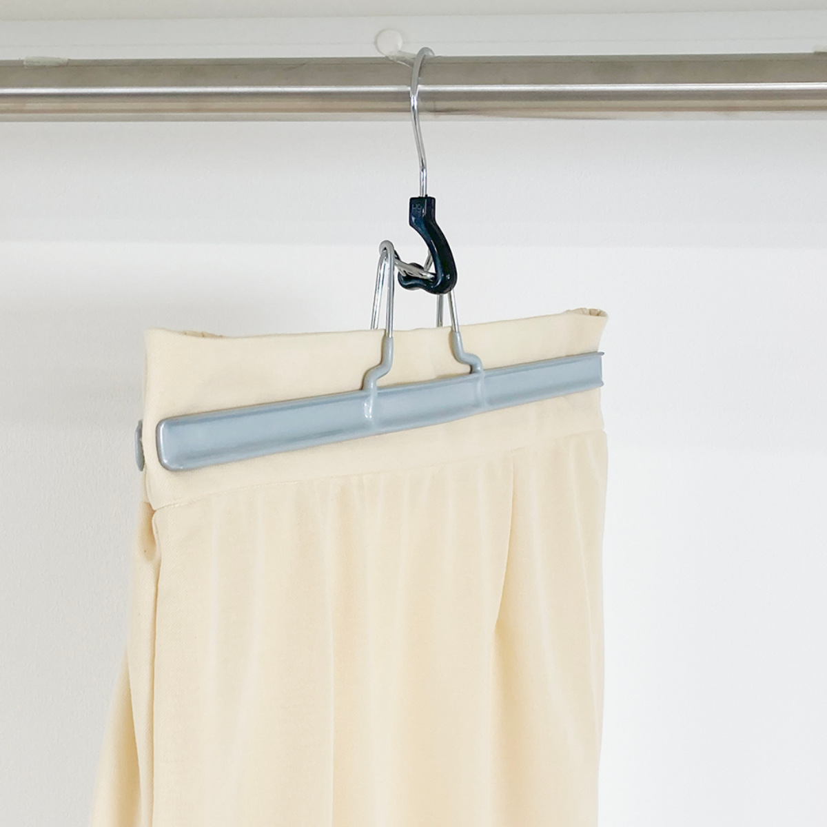 スカートハンガー モノクローゼット ワンロックハンガー 10本 ( ハンガー 10本セット クリップハンガー スカート パンツ スラックス クリップ 薄型 スリム クローゼット 収納 省スペース 滑りにくい 衣類収納 洋服ハンガー )