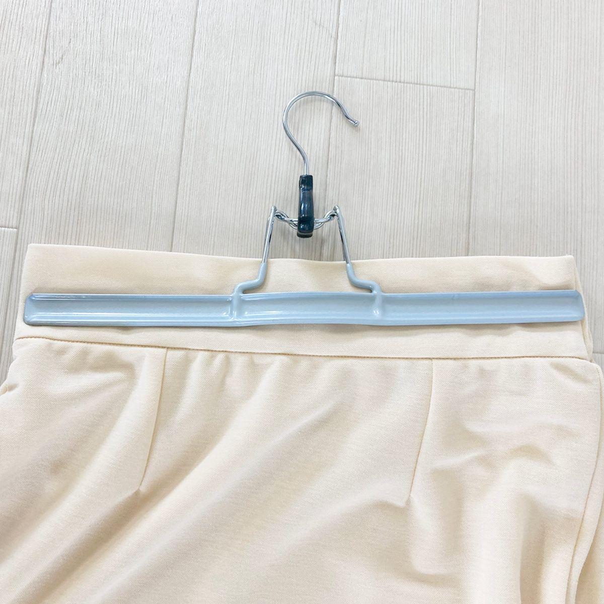 スカートハンガー モノクローゼット ワンロックハンガー 10本 ( ハンガー 10本セット クリップハンガー スカート パンツ スラックス クリップ 薄型 スリム クローゼット 収納 省スペース 滑りにくい 衣類収納 洋服ハンガー )