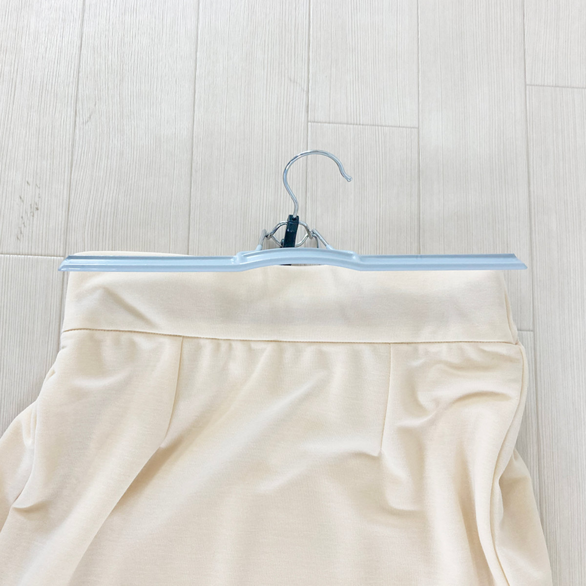 スカートハンガー モノクローゼット ワンロックハンガー 10本 ( ハンガー 10本セット クリップハンガー スカート パンツ スラックス クリップ 薄型 スリム クローゼット 収納 省スペース 滑りにくい 衣類収納 洋服ハンガー )