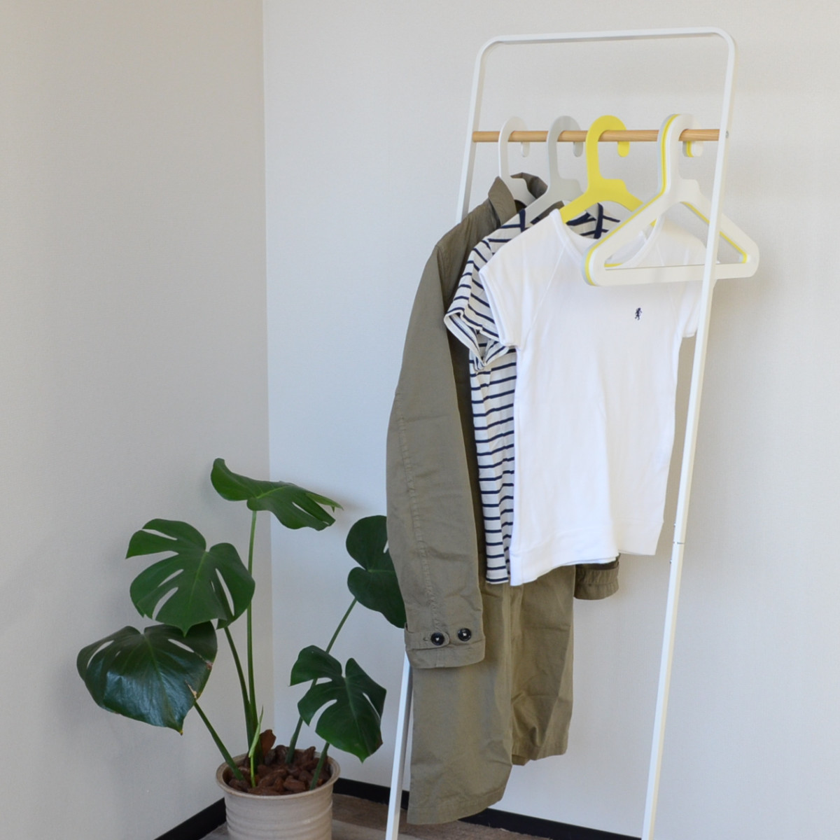 ハンガー スリム SLICEハンガー 3本組 ( 衣類ハンガー マグネット内蔵 同色3本セット スリムハンガー 日本製 洋服ハンガー 3本 厚さ3mm 磁石 衣類 収納 おしゃれ ホワイト グレー イエロー ) 【ホワイト】 ホワイト