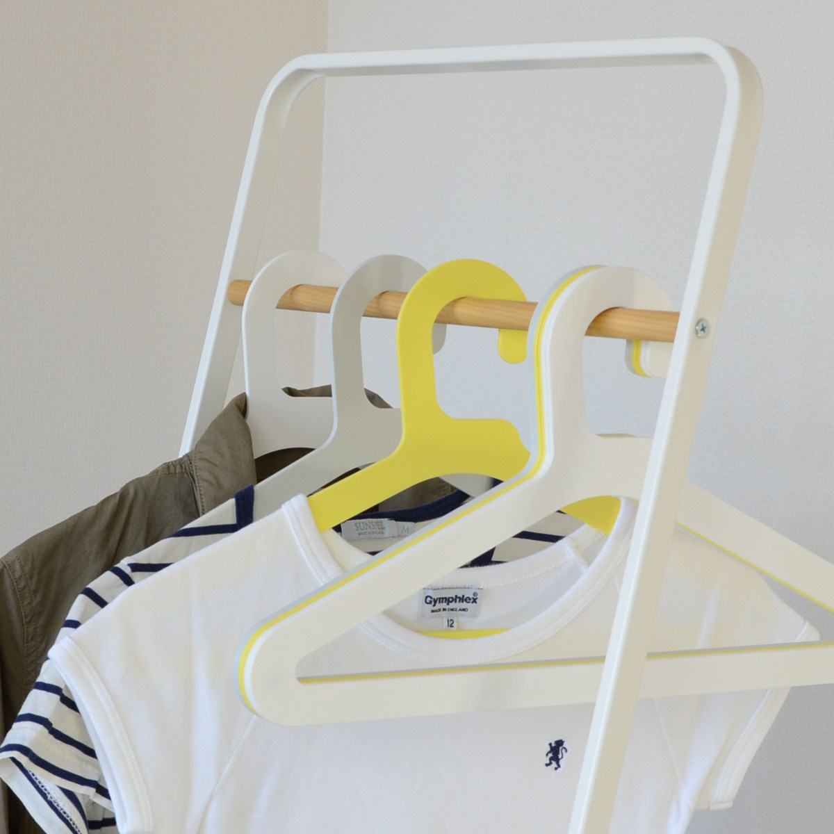 ハンガー スリム SLICEハンガー 3本組 ( 衣類ハンガー マグネット内蔵 同色3本セット スリムハンガー 日本製 洋服ハンガー 3本 厚さ3mm 磁石 衣類 収納 おしゃれ ホワイト グレー イエロー ) 【ホワイト】 ホワイト