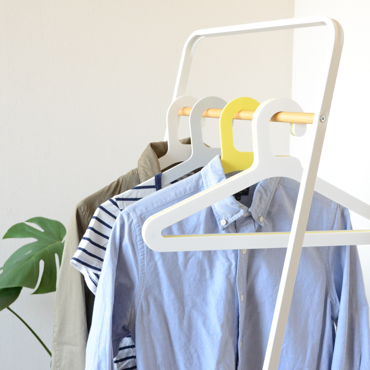 ハンガー スリム SLICEハンガー 3本組 ( 衣類ハンガー マグネット内蔵 同色3本セット スリムハンガー 日本製 洋服ハンガー 3本 厚さ3mm 磁石 衣類 収納 おしゃれ ホワイト グレー イエロー ) 【ホワイト】 ホワイト