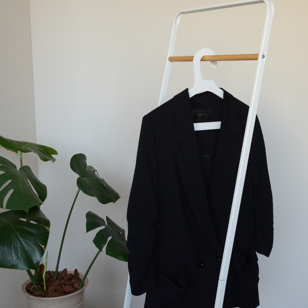 ハンガー スリム SLICEハンガー 3本組 ( 衣類ハンガー マグネット内蔵 同色3本セット スリムハンガー 日本製 洋服ハンガー 3本 厚さ3mm 磁石 衣類 収納 おしゃれ ホワイト グレー イエロー ) 【ホワイト】 ホワイト