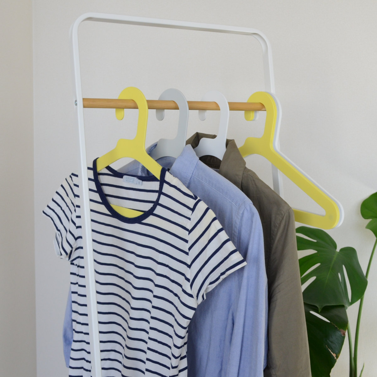 ハンガー スリム SLICEハンガー 3本組 ( 衣類ハンガー マグネット内蔵 同色3本セット スリムハンガー 日本製 洋服ハンガー 3本 厚さ3mm 磁石 衣類 収納 おしゃれ ホワイト グレー イエロー ) 【ホワイト】 ホワイト