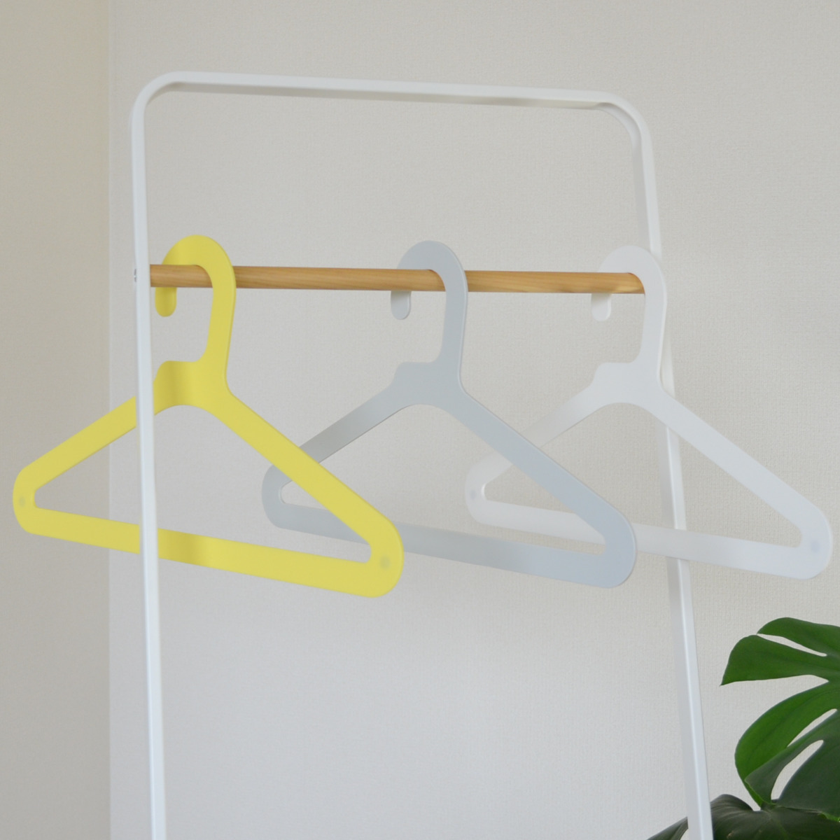 ハンガー スリム SLICEハンガー 3本組 ( 衣類ハンガー マグネット内蔵 同色3本セット スリムハンガー 日本製 洋服ハンガー 3本 厚さ3mm 磁石 衣類 収納 おしゃれ ホワイト グレー イエロー ) 【ホワイト】 ホワイト