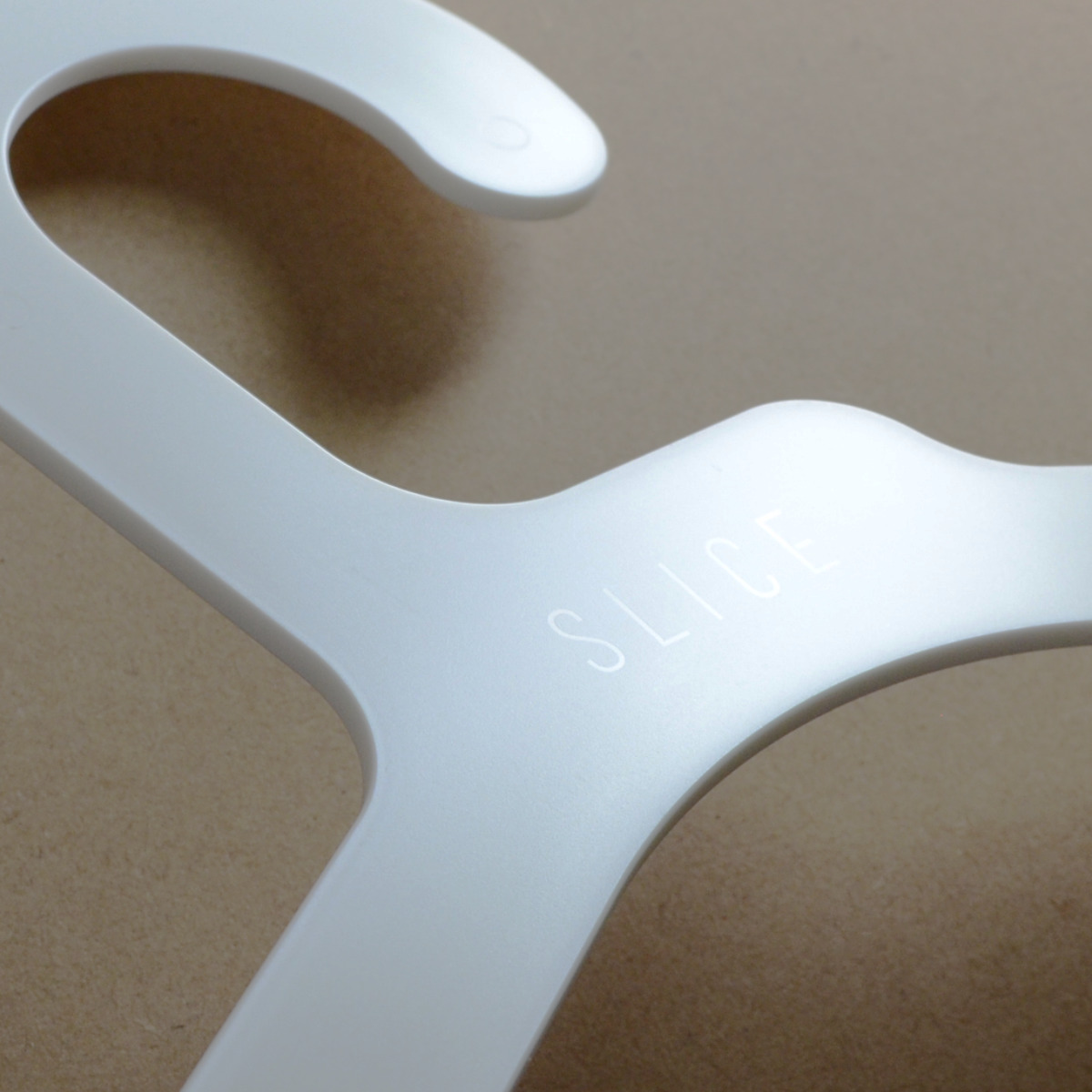 ハンガー スリム SLICEハンガー 3本組 ( 衣類ハンガー マグネット内蔵 同色3本セット スリムハンガー 日本製 洋服ハンガー 3本 厚さ3mm 磁石 衣類 収納 おしゃれ ホワイト グレー イエロー ) 【ホワイト】 ホワイト