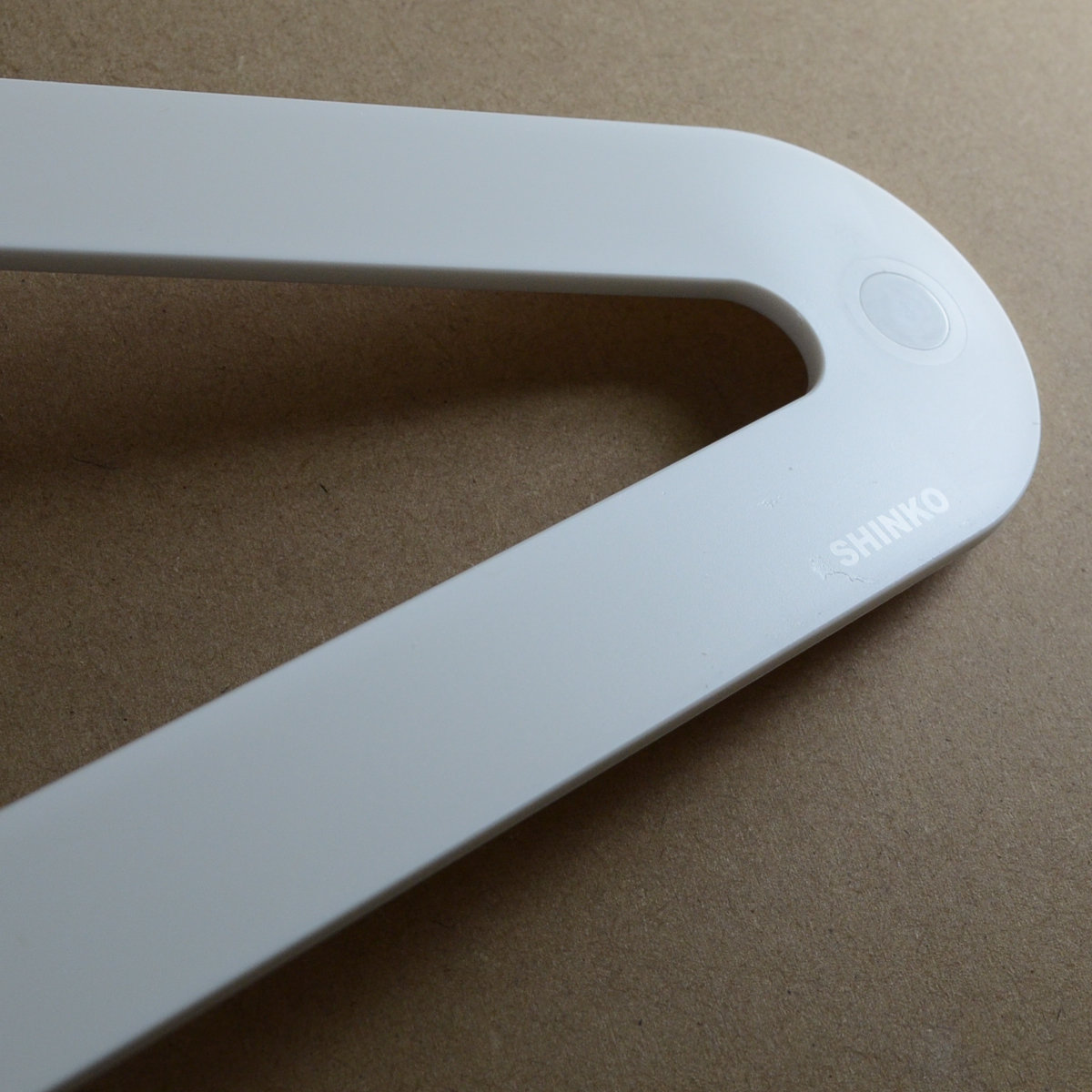 ハンガー スリム SLICEハンガー 3本組 ( 衣類ハンガー マグネット内蔵 同色3本セット スリムハンガー 日本製 洋服ハンガー 3本 厚さ3mm 磁石 衣類 収納 おしゃれ ホワイト グレー イエロー ) 【ホワイト】 ホワイト