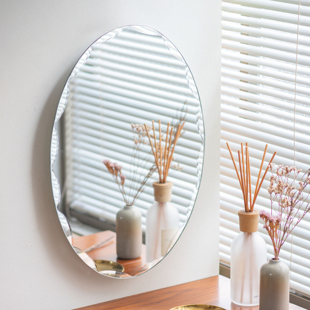 ミラー 壁掛け ウォールミラー 40×55cm マム ( 丸 楕円 オーバル 鏡 枠なし おしゃれ シンプル 飛散防止 玄関 リビング 洗面所 サニタリー 北欧 モダン )