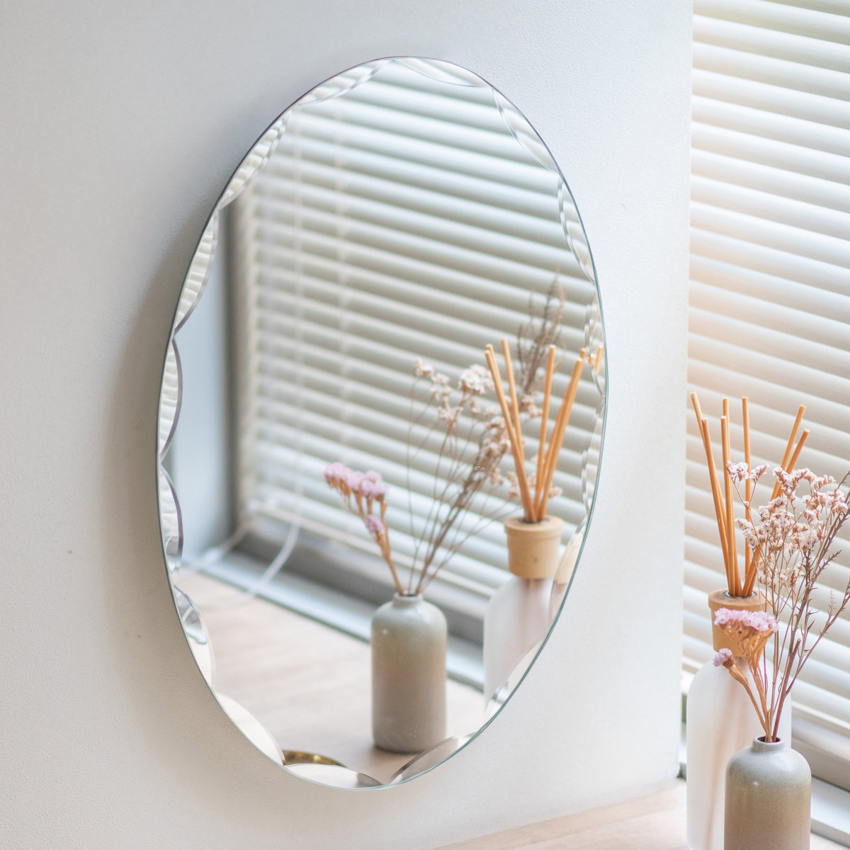 ミラー 壁掛け ウォールミラー 40×55cm マム ( 丸 楕円 オーバル 鏡 枠なし おしゃれ シンプル 飛散防止 玄関 リビング 洗面所 サニタリー 北欧 モダン )