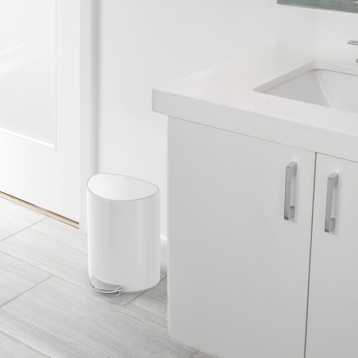 ゴミ箱 6L simplehuman 正規品 セミラウンドステップカン ペダル式 ホワイト ( ごみ箱 6リットル シンプルヒューマン メーカー保証付 ふた付き スリム 半円 省スペース ステンレス スタイリッシュ ゴミ袋 収納 インナーペール付 )