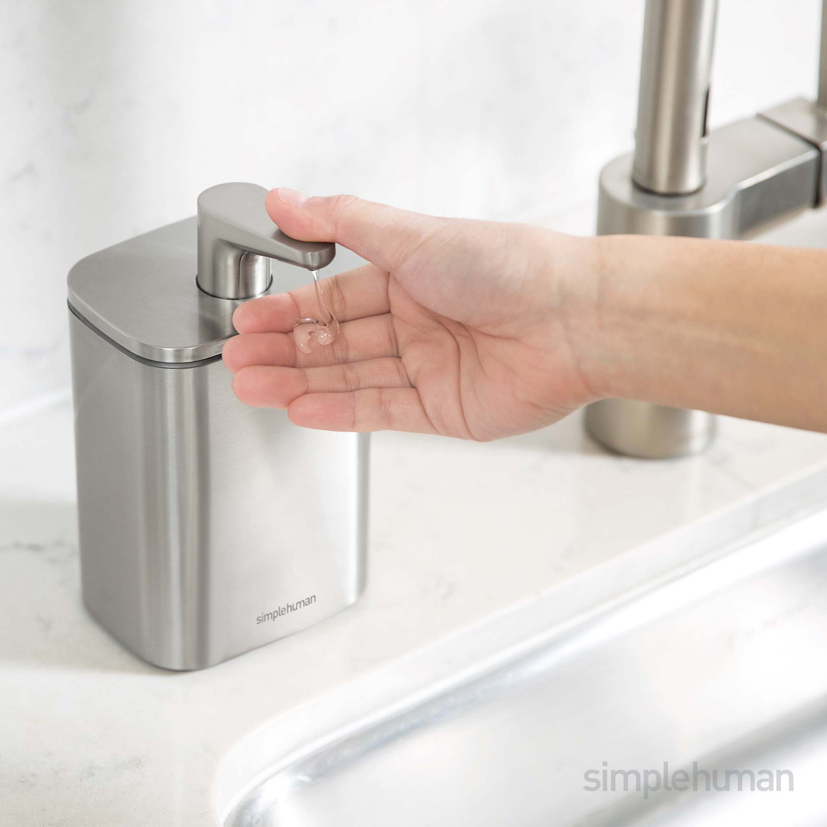 ディスペンサー simplehuman パルスポンプ 473ml ( シンプルヒューマン ディスペンサーボトル ソープディスペンサー 詰め替え ボトル 手洗い 液体 ソープボトル ハンドソープ 石けん 食器用洗剤 洗面 キッチン シンプル おしゃれ )