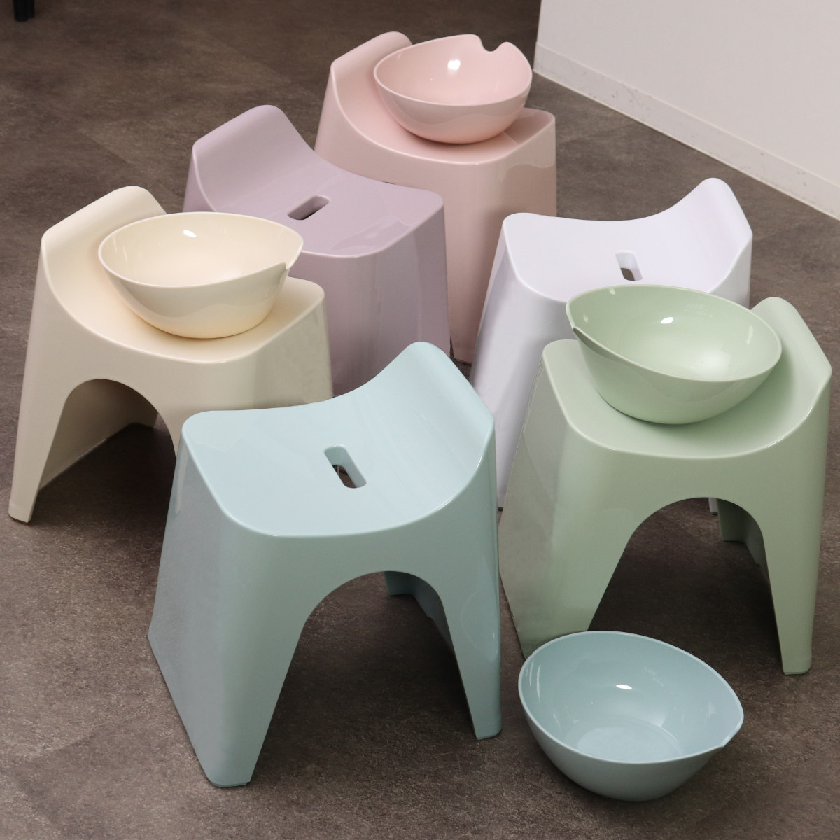 風呂椅子 30cm 湯桶 2点セット ヒューバス バススツール×ウォッシュボール 日本製 ( 風呂イス 風呂いす 座面高さ30cm 湯おけ 洗面器 風呂おけ HUBATH バスチェア バススツール 風呂 椅子 ウォッシュボール 風呂桶 手おけ お風呂 ) 【ブラック】 ブラック