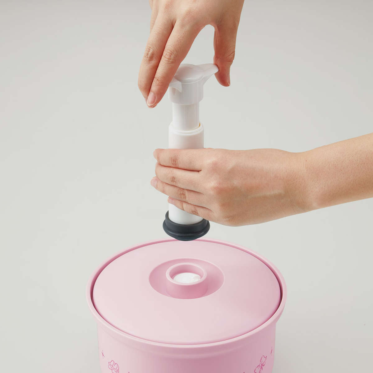 おひつ 真空おひつ 3合用 専用ポンプ付 電子レンジ対応 食洗機対応 サンリオ ( お櫃 保存容器 ごはん 真空保存 真空ポンプ 真空 脱気 キャラクター 温め 炊き立て 3合 蒸し料理 すのこ付き 酸化防止 便利グッズ 冷蔵庫 ) 【シナモロール】 シナモロール