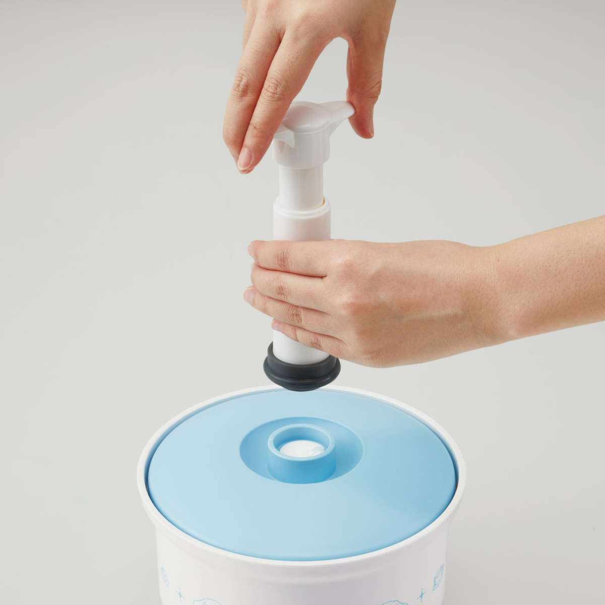 おひつ 真空おひつ 3合用 専用ポンプ付 電子レンジ対応 食洗機対応 サンリオ ( お櫃 保存容器 ごはん 真空保存 真空ポンプ 真空 脱気 キャラクター 温め 炊き立て 3合 蒸し料理 すのこ付き 酸化防止 便利グッズ 冷蔵庫 ) 【シナモロール】 シナモロール