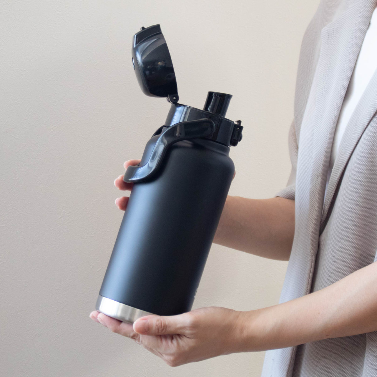 水筒 1L ハンドル付ダイレクトボトル 保冷専用 ( 保冷 直飲み ワンタッチ 大容量 真空二重 スポーツボトル ダイレクトボトル ワンプッシュ 広口 大口径 ハンドル付き シンプル ステンレスボトル 子供 大人 1000ml ) 【シルバー】 シルバー