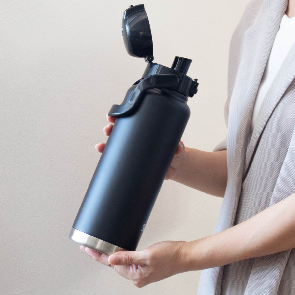 水筒 1.2L ハンドル付ダイレクトボトル 保冷専用 ( 大容量 直飲み 保冷 ステンレス ワンタッチ ハンドルマグボトル マグボトル ステンレスボトル 直のみ ダイレクトボトル 広口 真空二重構造 マグ ボトル 1200ml 1.2リットル ) 【ブラック】 ブラック