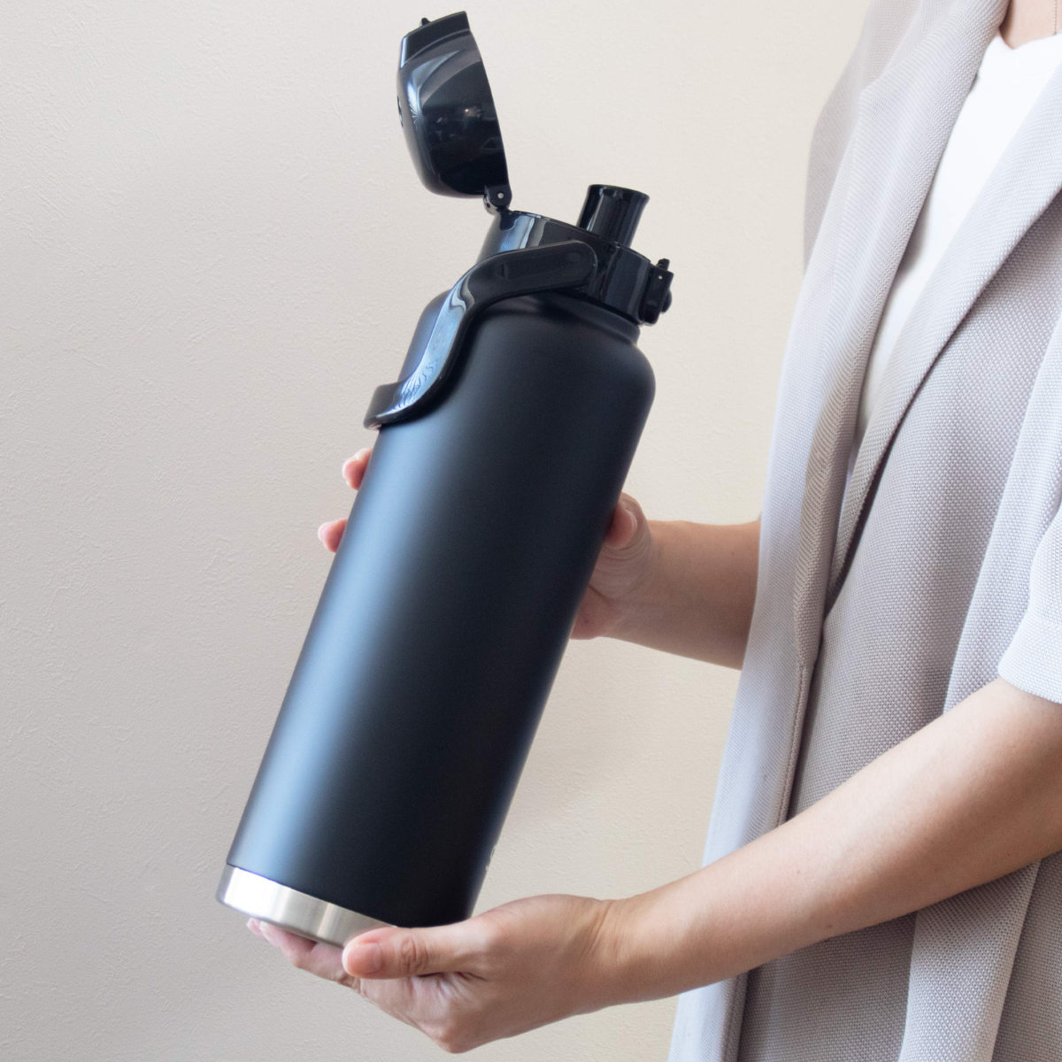 水筒 1.5L ハンドル付ダイレクトボトル 保冷専用 ( 大容量 直飲み 保冷 ステンレス ワンタッチ ハンドルマグボトル マグボトル ステンレスボトル 直のみ ダイレクトボトル 広口 真空二重構造 マグ ボトル 1500ml 1.5リットル ) 【ブラック】 ブラック