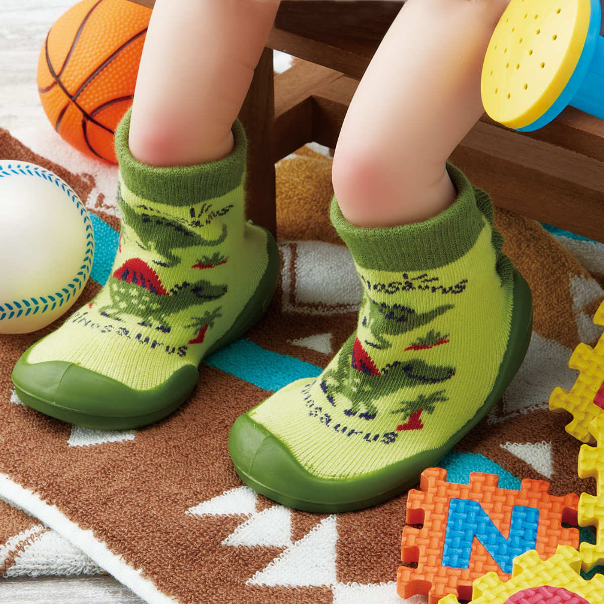 ソックス シューズ ベビー ギフトボックス S 11.9cm ディノサウルス ( ソックスシューズ 靴下 くつした トレーニングシューズ 赤ちゃん 子ども プレゼント ファーストシューズ ルームシューズ 出産祝い BOX入り ギフト かわいい )