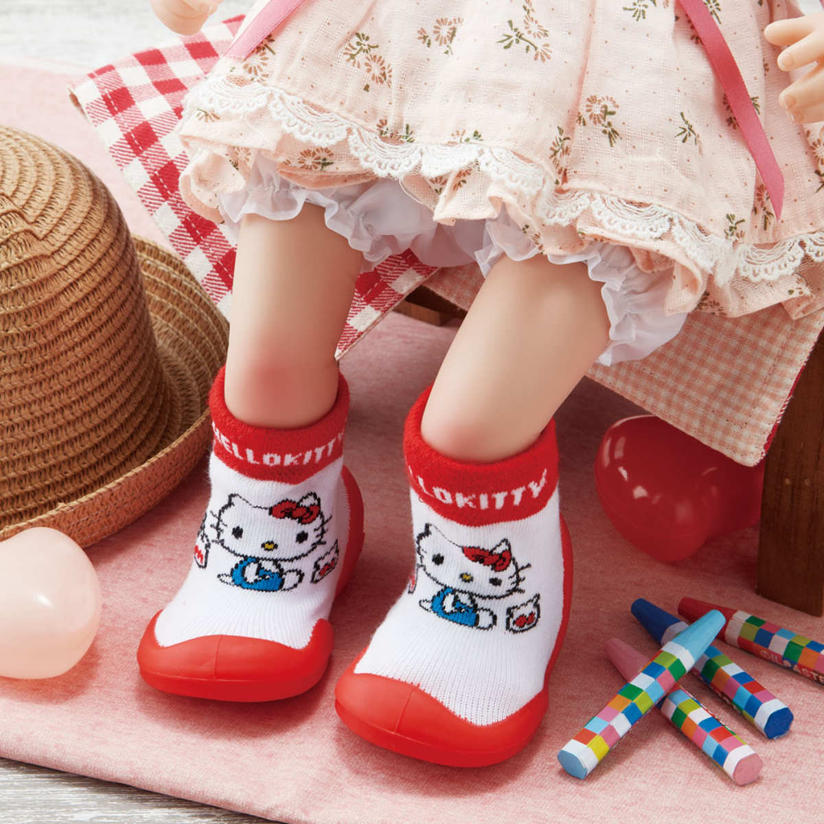 ソックス シューズ ベビー ギフトボックス S 11.9cm ハローキティ ( ソックスシューズ 靴下 くつした トレーニングシューズ 赤ちゃん 子ども プレゼント ファーストシューズ ルームシューズ 出産祝い BOX入り ギフト かわいい )