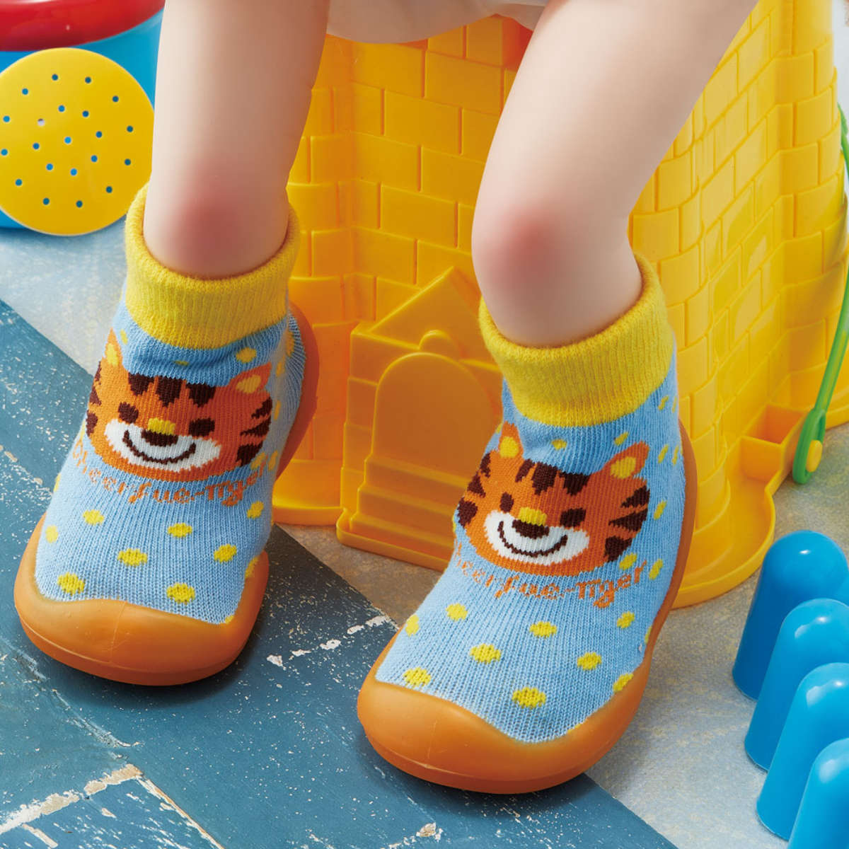 ソックス シューズ ベビー ギフトボックス L 13.3cm チアフルタイガー ( ソックスシューズ 靴下 くつした トレーニングシューズ 赤ちゃん 子ども プレゼント ファーストシューズ ルームシューズ 出産祝い BOX入り ギフト かわいい )