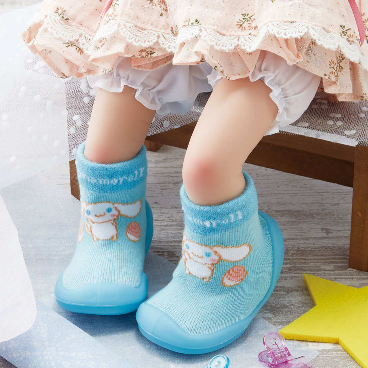 ソックス シューズ ベビー ギフトボックス L 13.3cm シナモロール ( ソックスシューズ 靴下 くつした トレーニングシューズ 赤ちゃん 子ども プレゼント ファーストシューズ ルームシューズ 出産祝い BOX入り ギフト かわいい )