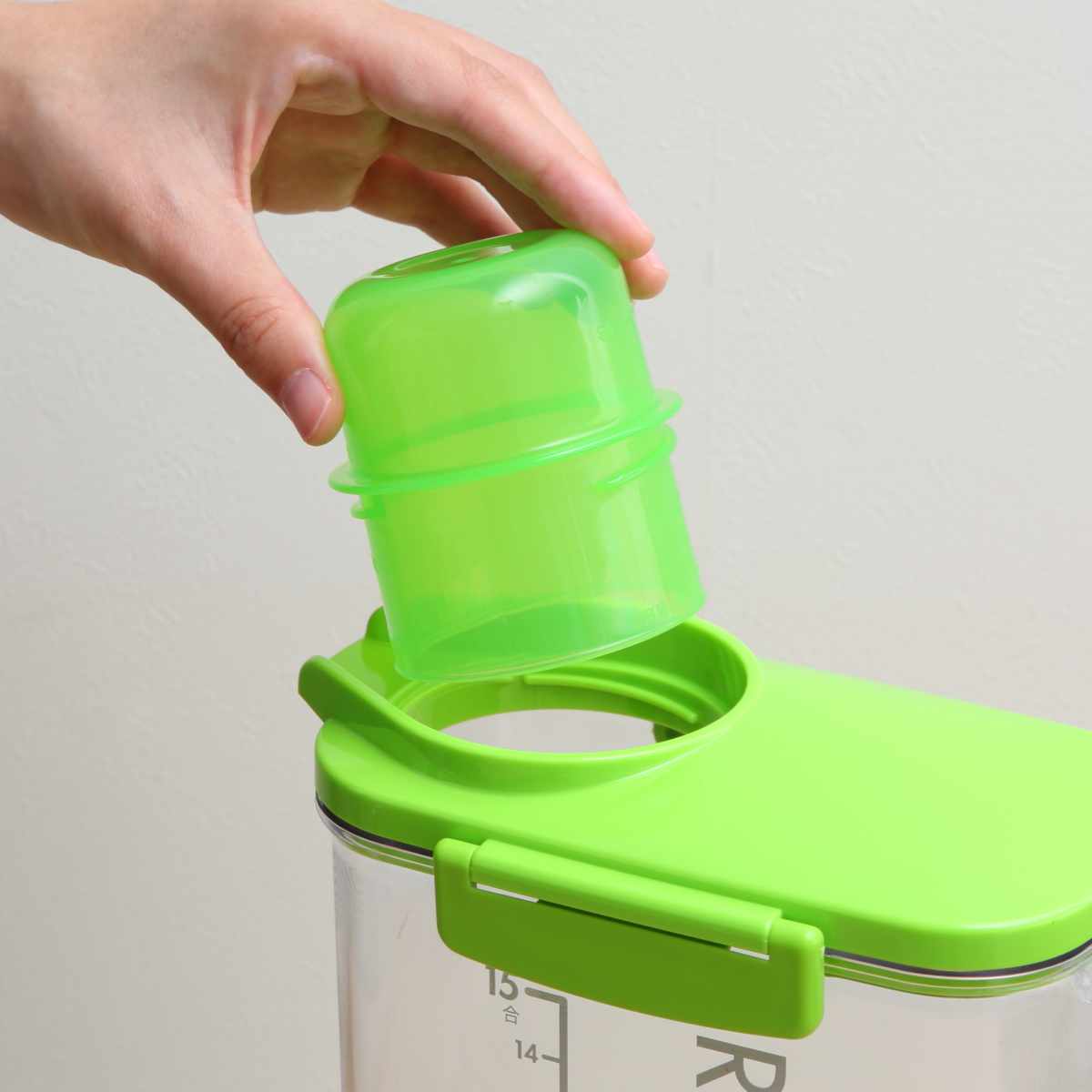 米びつ ライスストッカー 2.5kg ( 計量カップ付き 目盛り付き 冷蔵庫 ドアポケット ライスボックス 米櫃 こめびつ おすすめ スリム おしゃれ 無洗米対応 米ストッカー コメビツ お米収納 お米保存 キャスター付き 2.5キロ )