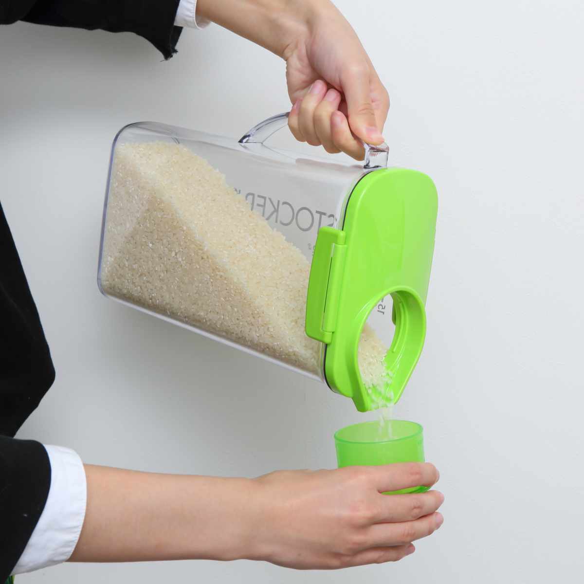 米びつ ライスストッカー 2.5kg ( 計量カップ付き 目盛り付き 冷蔵庫 ドアポケット ライスボックス 米櫃 こめびつ おすすめ スリム おしゃれ 無洗米対応 米ストッカー コメビツ お米収納 お米保存 キャスター付き 2.5キロ )