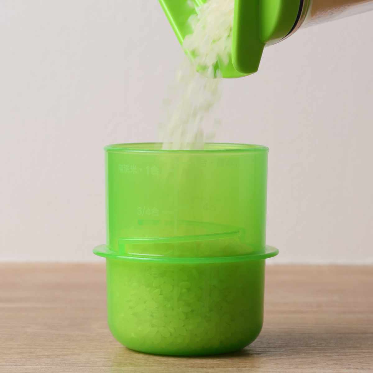 米びつ ライスストッカー 2.5kg ( 計量カップ付き 目盛り付き 冷蔵庫 ドアポケット ライスボックス 米櫃 こめびつ おすすめ スリム おしゃれ 無洗米対応 米ストッカー コメビツ お米収納 お米保存 キャスター付き 2.5キロ )