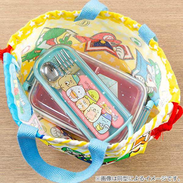 Dショッピング 弁当袋 巾着袋 ランチ巾着 ワールドオブダイナソー 子供 お弁当袋 給食袋 巾着 キッズ ランチバッグ 幼稚園 保育園 お弁当グッズ ランチグッズ 恐竜 お弁当箱 弁当箱 弁当 子供用 給食 袋 弁当巾着 マチ 小物入れ カテゴリ 弁当箱の販売できる