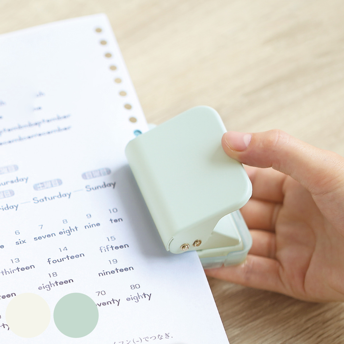 パンチ穴 ルーズリーフ パンチ 6穴式 コンパクト （ 穴あけパンチ A5 B5 A4 用紙 ガイド付き 持ち運び 勉強 学習 学校 塾 オフィス 事務 書類 資料 宿題 課題 整理 事務用品 簡単 プリント ノート ） 【ホワイト】