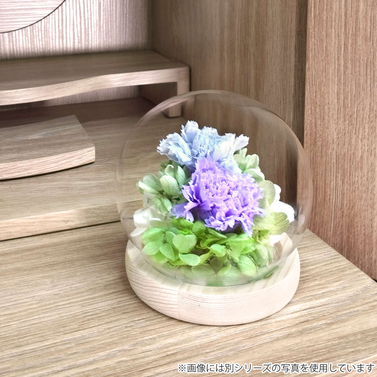 供え花 仏花 ガラス ドームアレンジメント プリザーブドフラワー ( 造花 ブリザードフラワー 枯れない 仏壇 ドーム お供え 花 フェイクフラワー 供花 御供え 枯れない花 水換え不要 夏 人工 お盆 お彼岸 お墓 法要 法事 仏具 ) 【D】 D