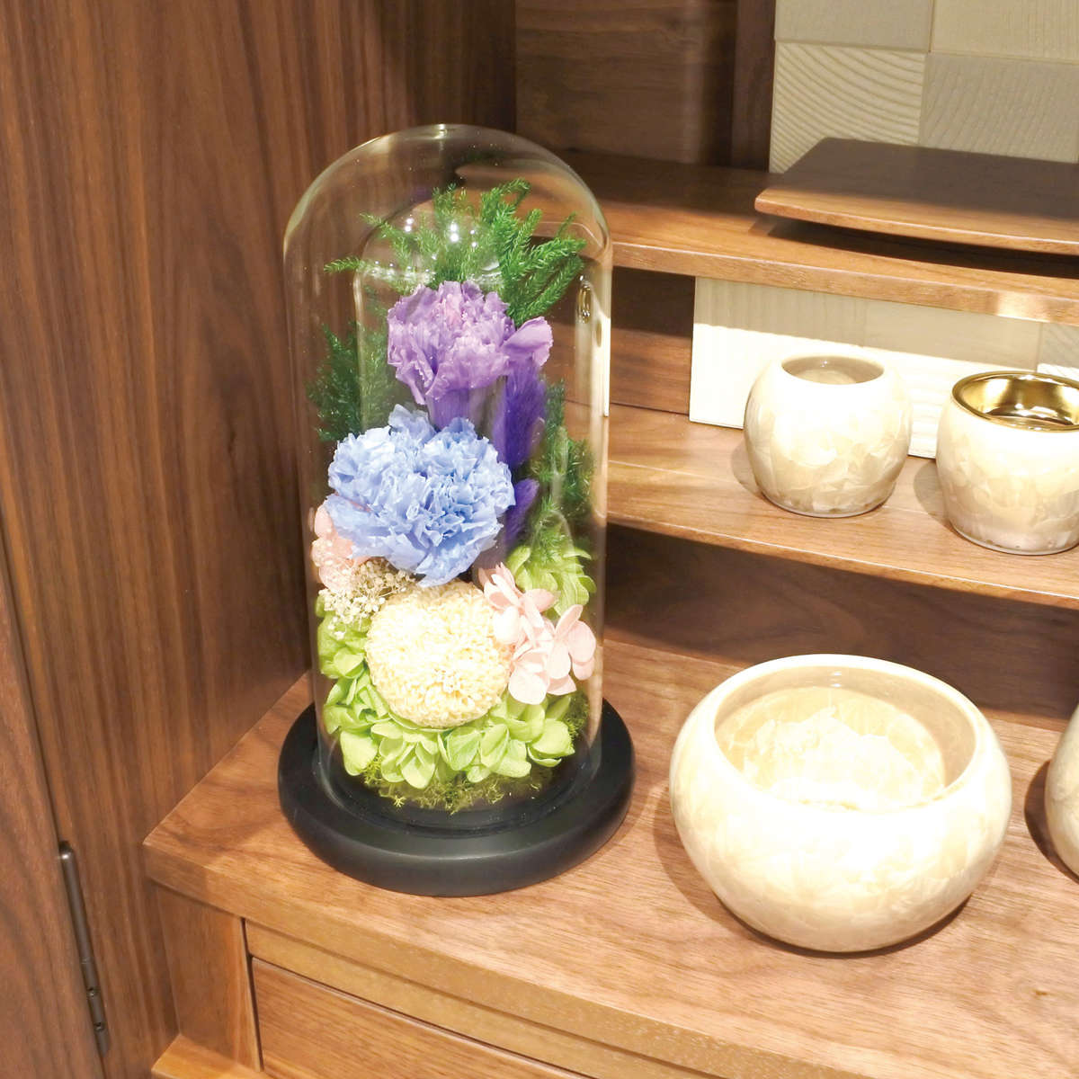 供え花 仏花 ガラスドームアレンジメント プリザーブドフラワー 日々華 ( 造花 ブリザードフラワー 枯れない 仏壇 ドーム お供え 花 フェイクフラワー 供花 御供え 枯れない花 水換え不要 夏 人工 お盆 お彼岸 お墓 法要 法事 仏具 ) 【B】 B