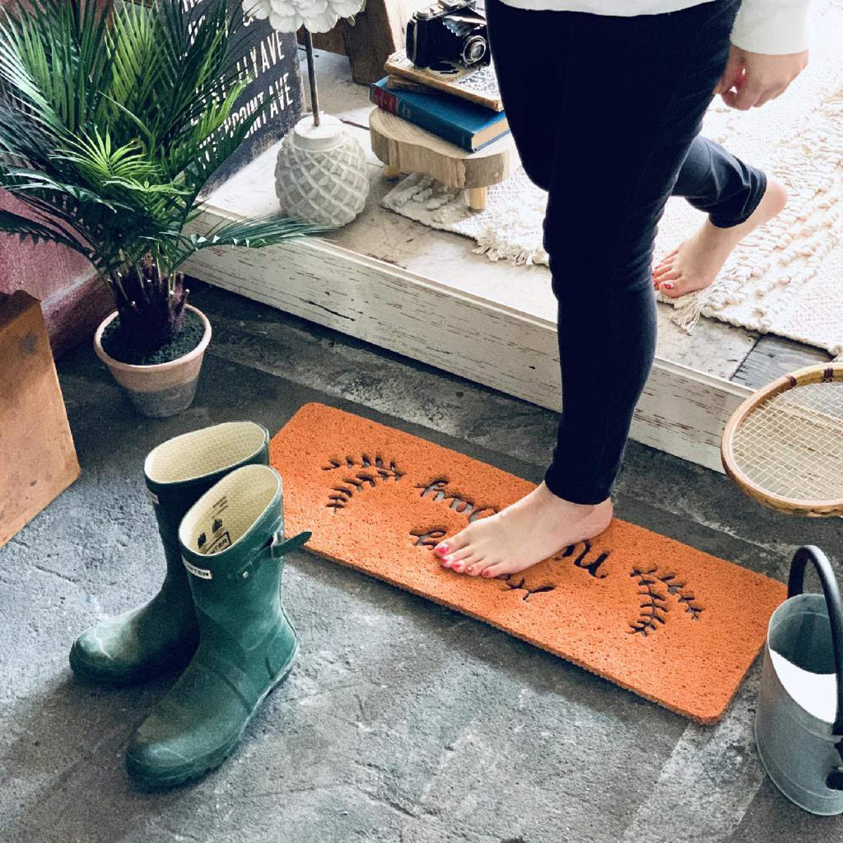 玄関マット ふかふかテラスマット 75×24cm ( 屋内 屋外 屋外兼用 泥落とし 洗える 水洗い 弾力 ふかふか 滑り止め マット はさみで切れる 幅75cm おしゃれ カフェ ベランダ デッキ テラス 玄関 PVC素材 外用 室内 横長 ) 【ブラウン】 ブラウン