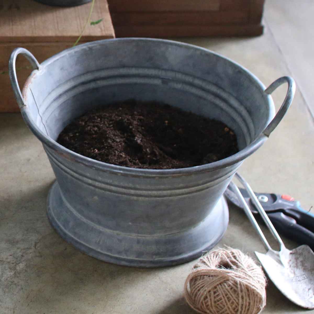 鉢 ブリキ ブリキハンドルバケツ S ( プランター プラントポット 植物用ポット 鉢カバー ブリキポット ブリキ鉢 植物 花 ドライフラワー 観葉植物 多肉植物 園芸 インテリア 収納 丸型 PVCポット付き )