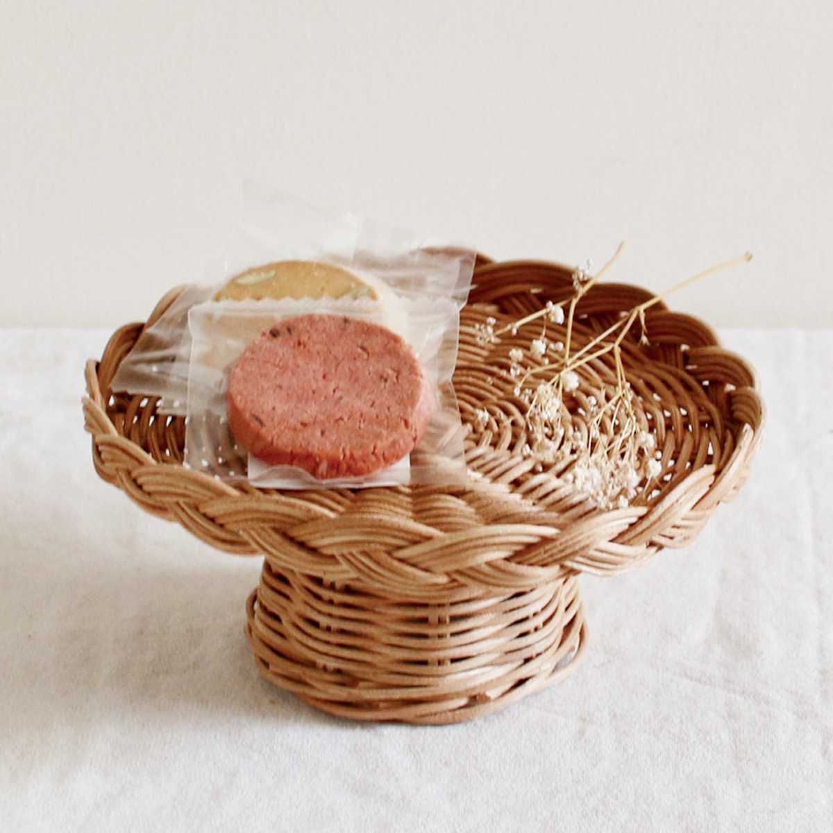 キッチンバスケット MERRY バスケット スタンドトレイ Sサイズ ( ブレッドケース 脚付きパンスタンド トレー ラタン 籐 籐バスケット ブレッド ケーキ スタンド 脚付き キッチン 収納 かご カゴ 籠 ナチュラル 丸型 おしゃれ )