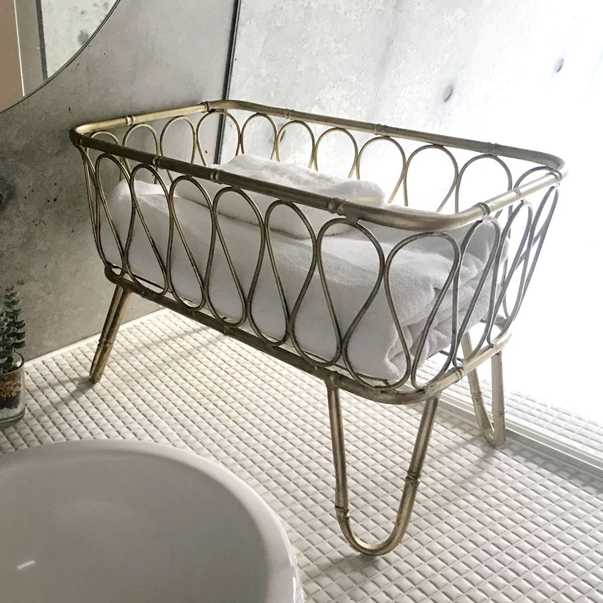 dショッピング |バスケット LUXE 脚付きタオルバスケット