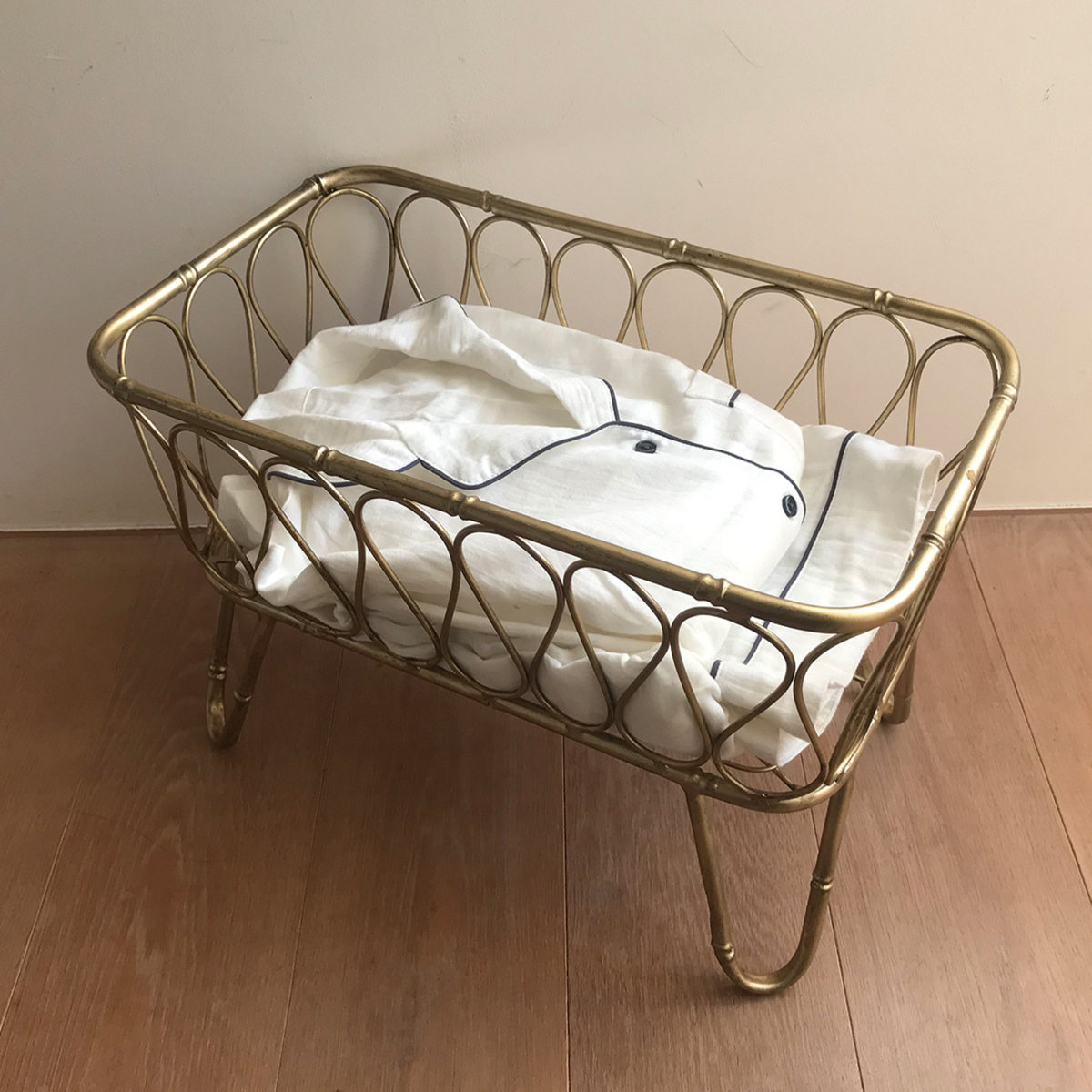 脚付きバスケット ゴールド LUXE カゴ 収納　送料込み 楽天市場】バスケット LUXE 脚付きタオルバスケット ゴールド （ 収納