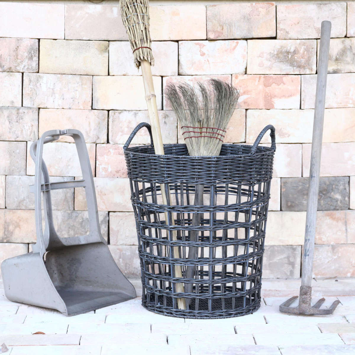 プランターカバー Re-PLA ハンドルラウンドバスケット Lサイズ ( 鉢カバー 鉢入れ 植木鉢入れ かご バスケット 丸 取っ手 スタンド 置き型 観葉植物 鉢植え 花 室内 収納 小物入れ インテリア ナチュラル おしゃれ )【 チャコールグレー 】 チャコールグレー