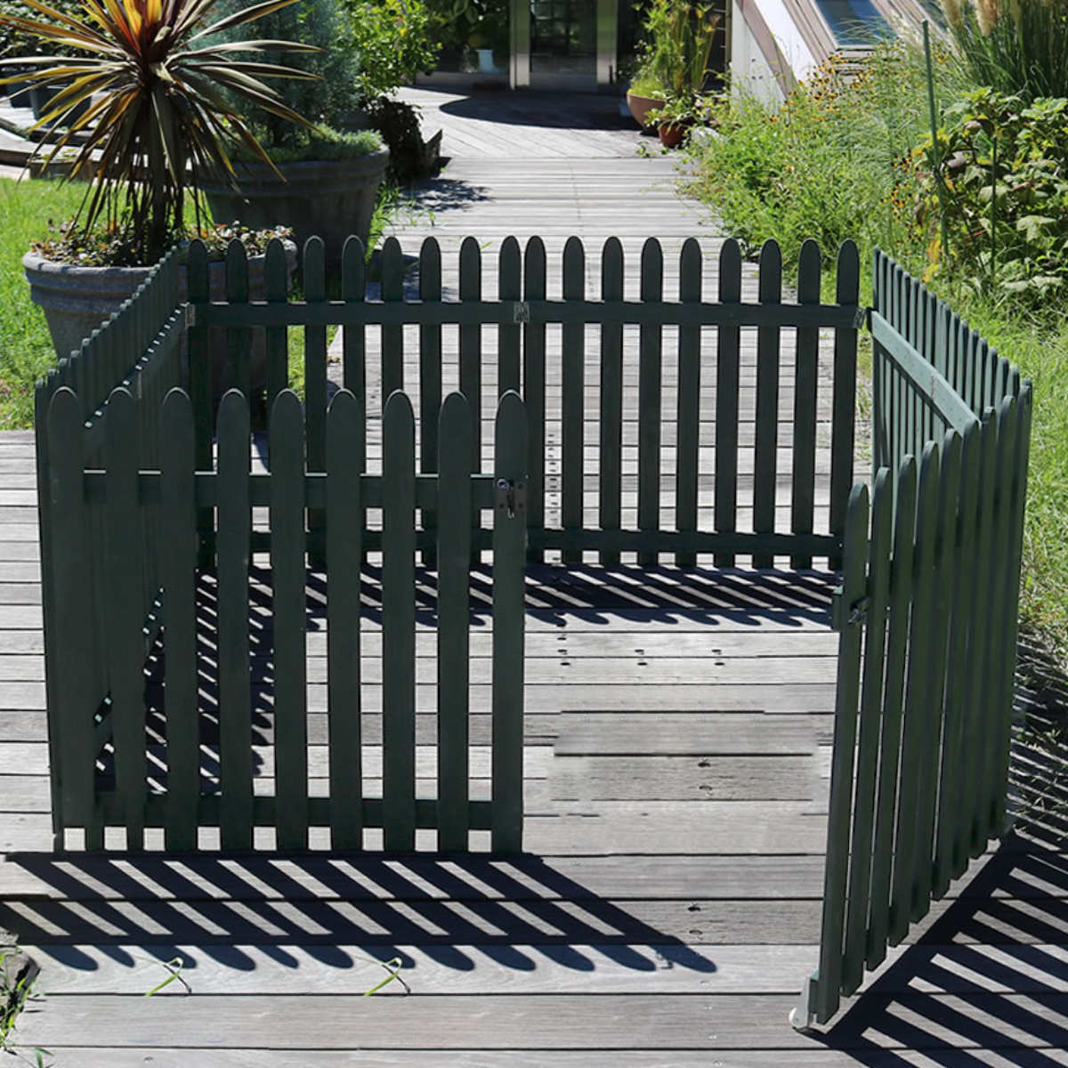 フェンス 木製 折り畳めるウッドフェンス ゲート付サークルセット 縦ストライプ ( ガーデンフェンス 柵 折りたたみ サークル 園芸 エクステリア 雑貨 ウッドフェンス 木製 花壇 庭 ベランダ バルコニー 木製ガーデンフェンス ) 【ダークグリーン】 ダークグリーン