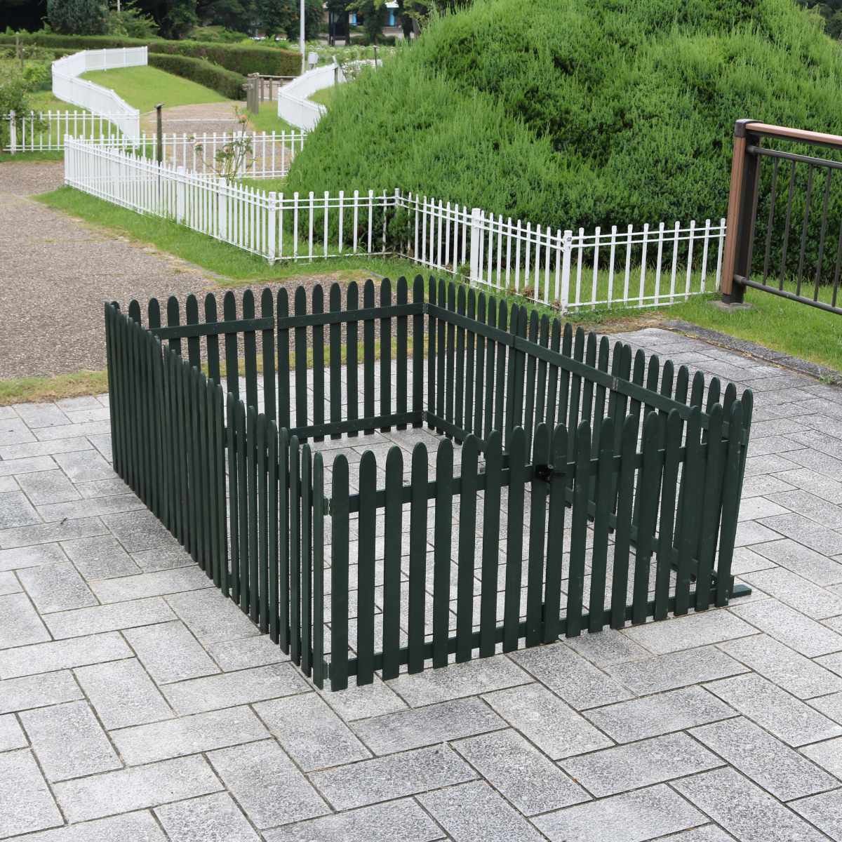 フェンス 木製 折り畳めるウッドフェンス ゲート付サークルセット 縦ストライプ ( ガーデンフェンス 柵 折りたたみ サークル 園芸 エクステリア 雑貨 ウッドフェンス 木製 花壇 庭 ベランダ バルコニー 木製ガーデンフェンス ) 【ダークグリーン】 ダークグリーン