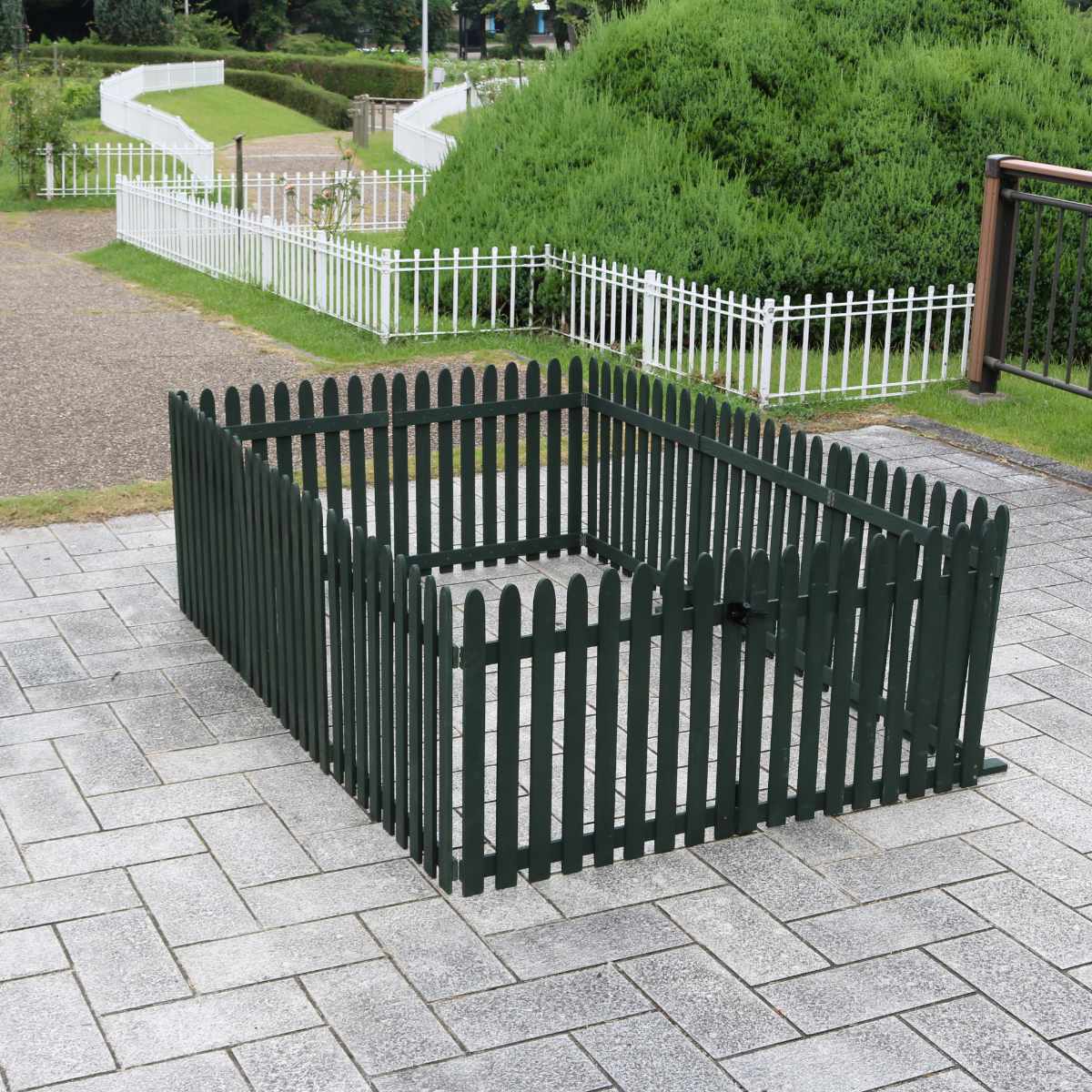 フェンス 木製 折り畳めるウッドフェンス 142×71cm 縦ストライプ ( ガーデンフェンス 柵 折りたたみ 2連 園芸 エクステリア 雑貨 ウッドフェンス 花壇 庭 ベランダ バルコニー ガーデニング 木製ガーデンフェンス 蝶番 インテリア ) 【グレー】 グレー