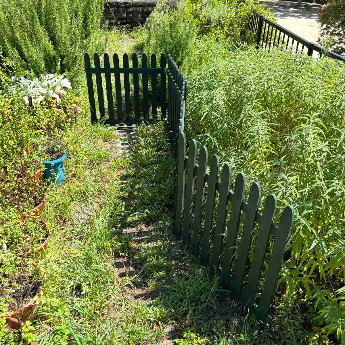 フェンス 木製 折り畳めるウッドフェンス 142×71cm 縦ストライプ ( ガーデンフェンス 柵 折りたたみ 2連 園芸 エクステリア 雑貨 ウッドフェンス 花壇 庭 ベランダ バルコニー ガーデニング 木製ガーデンフェンス 蝶番 インテリア ) 【グレー】 グレー