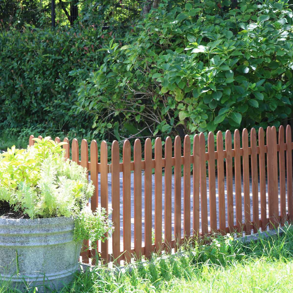 フェンス 木製 折り畳めるウッドフェンス 142×71cm 縦ストライプ ( ガーデンフェンス 柵 折りたたみ 2連 園芸 エクステリア 雑貨 ウッドフェンス 花壇 庭 ベランダ バルコニー ガーデニング 木製ガーデンフェンス 蝶番 インテリア ) 【グレー】 グレー