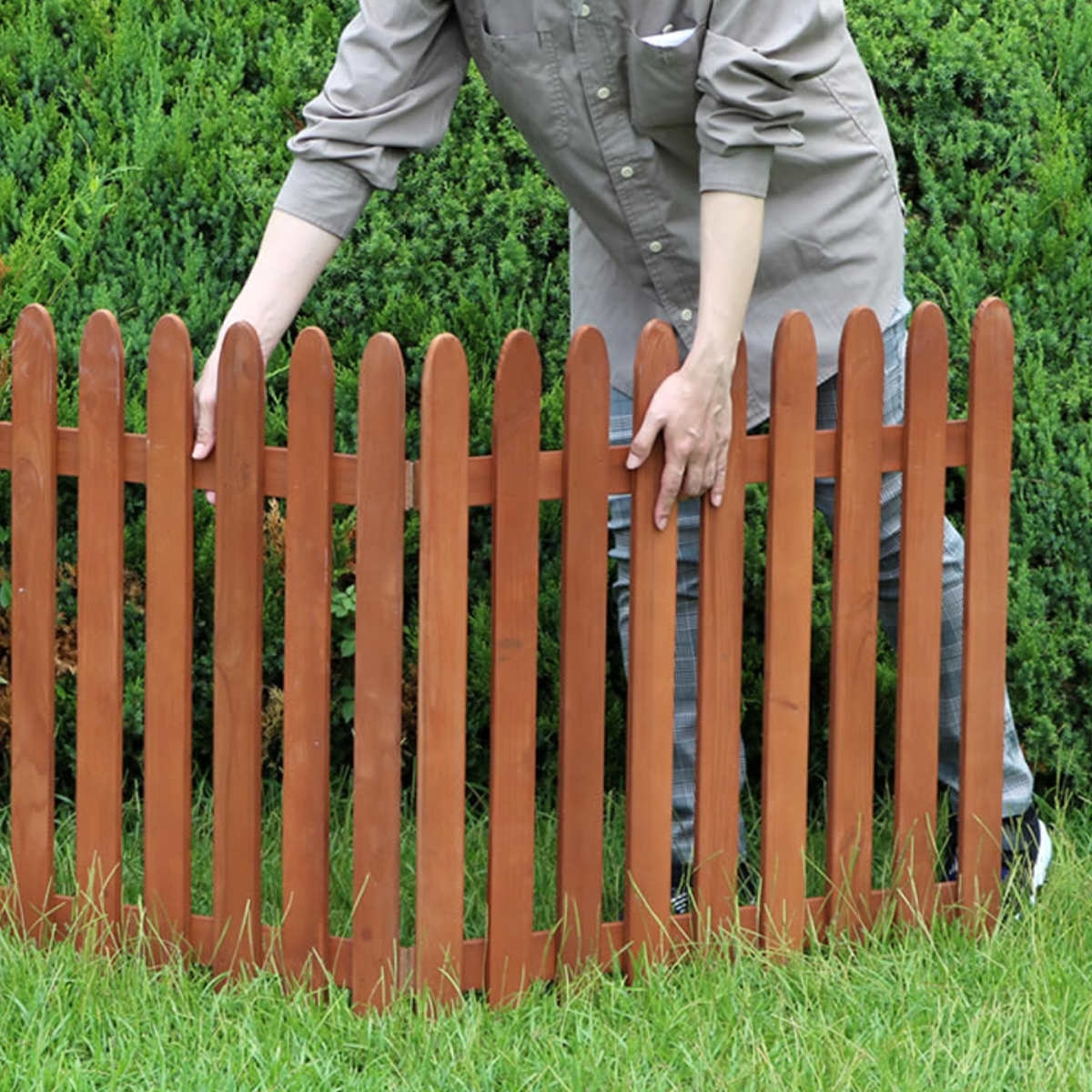 フェンス 木製 折り畳めるウッドフェンス 142×71cm 縦ストライプ ( ガーデンフェンス 柵 折りたたみ 2連 園芸 エクステリア 雑貨 ウッドフェンス 花壇 庭 ベランダ バルコニー ガーデニング 木製ガーデンフェンス 蝶番 インテリア ) 【グレー】 グレー