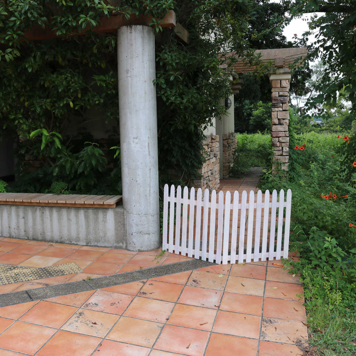 フェンス 木製 折り畳めるウッドフェンス 142×71cm 縦ストライプ ( ガーデンフェンス 柵 折りたたみ 2連 園芸 エクステリア 雑貨 ウッドフェンス 花壇 庭 ベランダ バルコニー ガーデニング 木製ガーデンフェンス 蝶番 インテリア ) 【グレー】 グレー