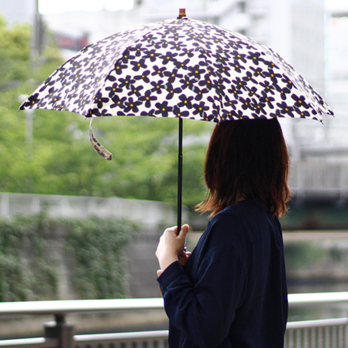 日傘 SUR MER 綿麻 ナチュラル フラワー 折りたたみ 日本製 （ sur mer 折りたたみ傘 晴雨兼用 雨傘 レディース 麻 綿 UVカット  おしゃれ 傘 おりたたみ傘 アンブレラ 紫外線カット 紫外線防止 黒 花柄 天然木 リネン コットン ）