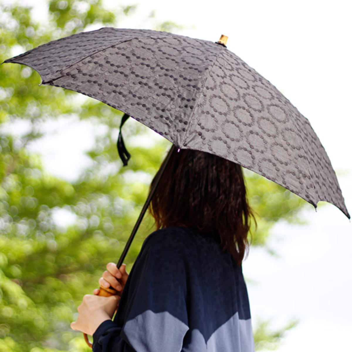 日傘 SURMER 折りたたみ 麻刺繍 輪っか 水玉 ブラック 日本製 （ sur mer シュルメール 折りたたみ傘 傘 かさ レディース 麻 刺繍  UVカット おしゃれ アンブレラ 紫外線カット 紫外線防止 リネン 天然木 水玉模様 ）